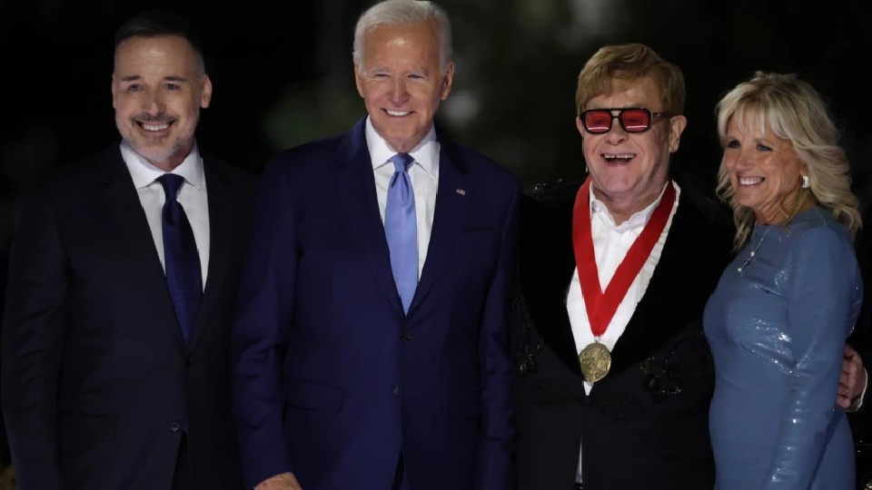 Ο Elton John έλαβε το Εθνικό Ανθρωπιστικό Μετάλλιο από τον Πρόεδρο Joe ...